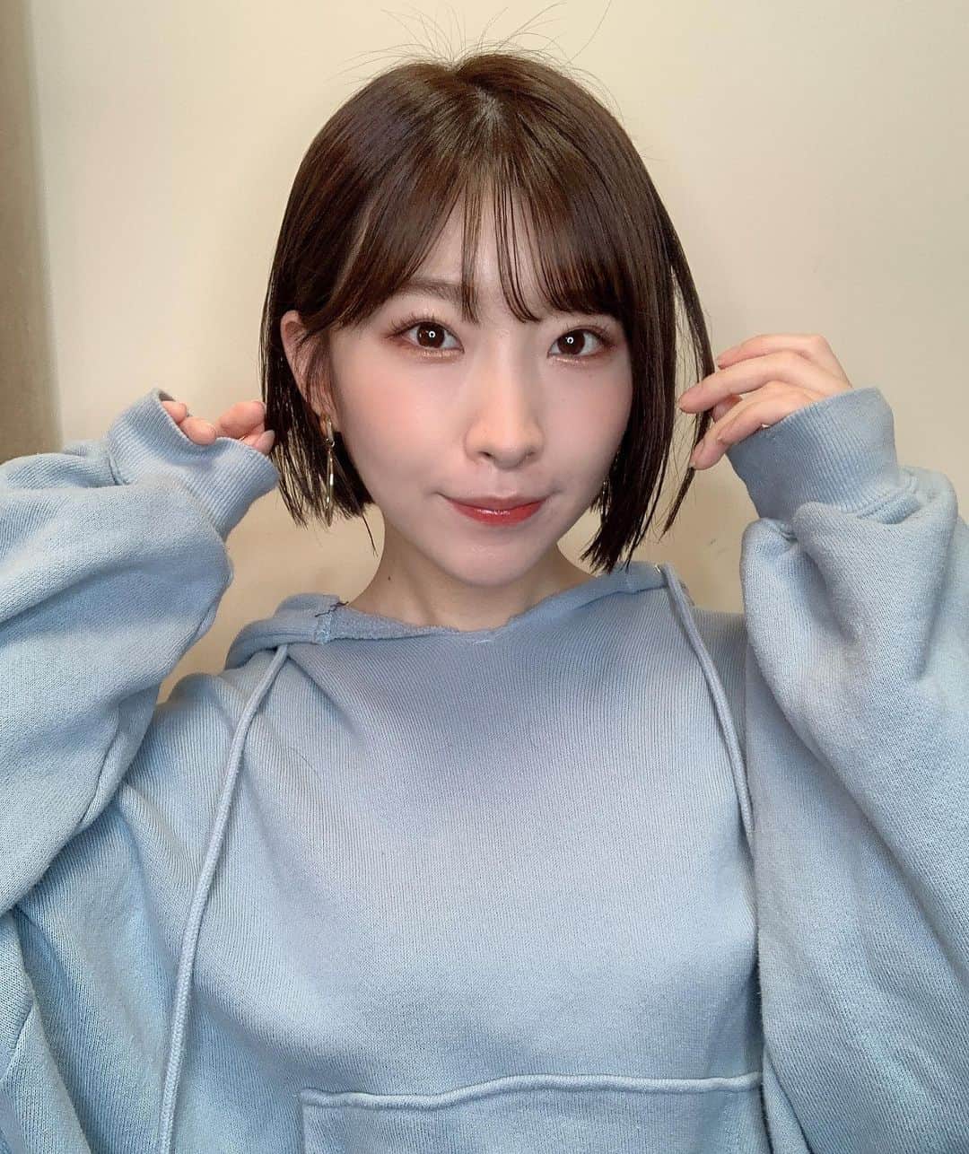 岩佐美咲のインスタグラム：「インスタの方でもご報告🌸　　　　　 髪をばっさり切りまして、ショートヘアデビューしました🐹✨✨　　　 ここまで短くするのは人生初でどきどきしていたのですが、周りの方々にも褒めて貰えてすっごく嬉しいです🥰　　　　　　　　　　　　 ショート岩佐、どうでしょうか！　　　　 　　　　　　　　　　　　　　　　　　　 　　　　　　　　　　　　　　　　　　　 #美容室 #原宿 #ヘアスタイル #ショートヘア #ミニボブ #ショートボブ #切りっぱなしボブ #ボブ #ヘアカラー #ベージュ #パーカー #hair #hairstyle #haircolor #haircut #newhair #jouetie #spica」