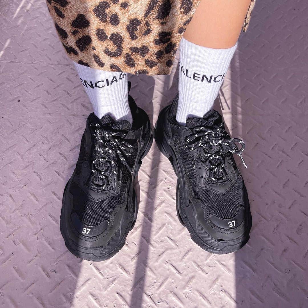 鈴木あやさんのインスタグラム写真 - (鈴木あやInstagram)「なんだかんだずっと履けてる #triples 🖤 パリで買ってから今でもお気に入り🌼  #balenciaga #sneakers #スニーカー #👟」3月5日 22時10分 - techitechiaya