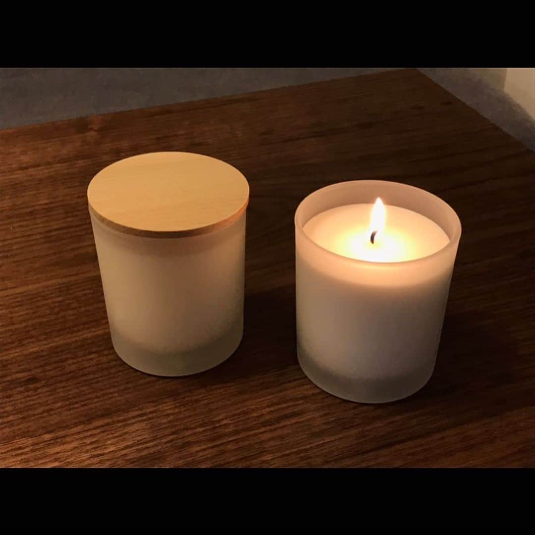 丸田佳奈のインスタグラム：「おうち時間が増えて、よく買うようになったもの。 アロマキャンドル🕯  1個使い切ってしまったので新しいのを購入しました。 夜にこれつけながらのんびり過ごす時間が好きです。  #キャンドル #アロマキャンドル #アロマ #ゼラニウム #マンダリン #リラックス #のんびり #まったりタイム  #癒しの時間  #おうち時間」