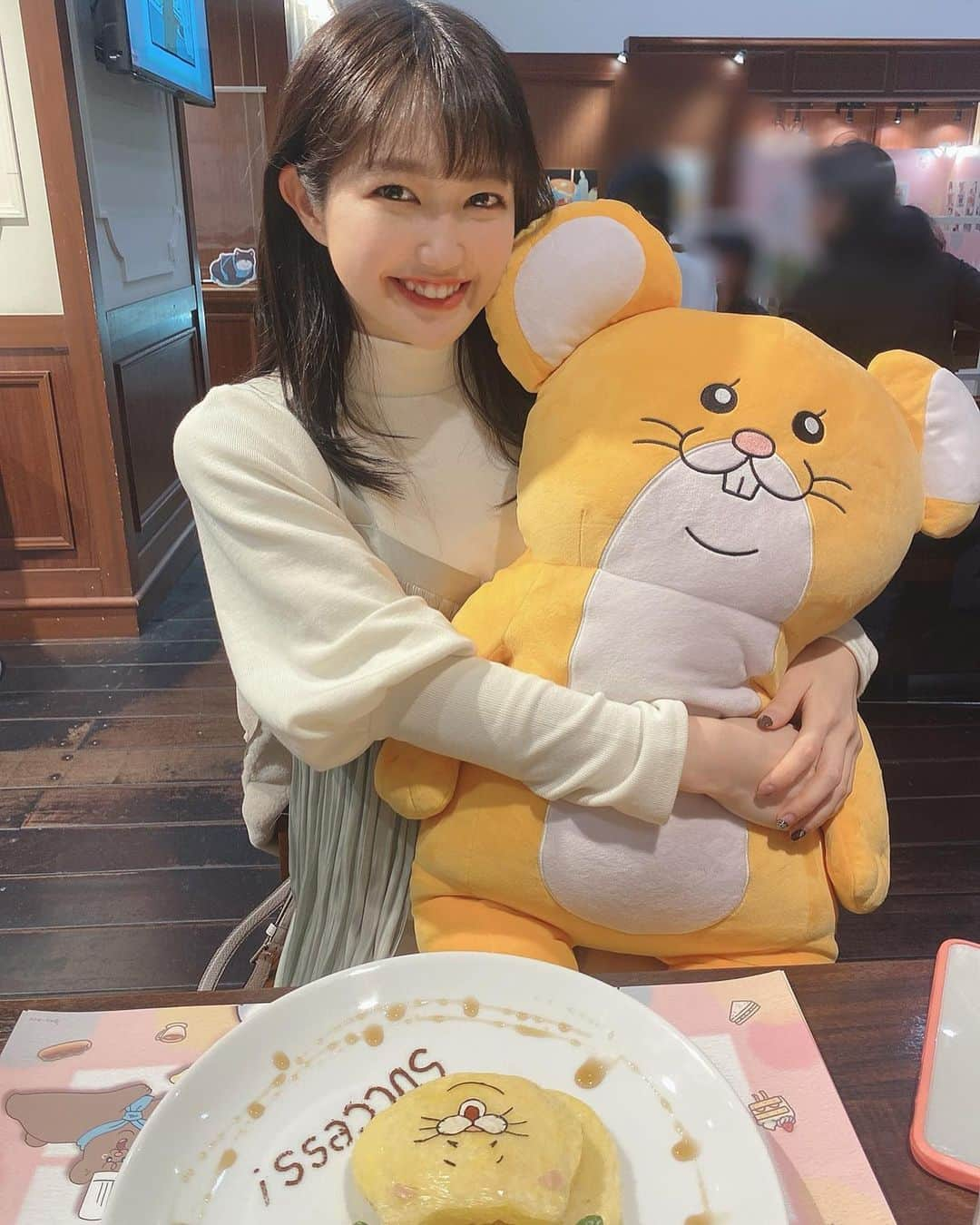 井川なつのインスタグラム：「キューライスキャッフェ♡ ・ インスタでキューライスさんの漫画よく見てるので行けて良かった(´˘`＊) ・ ・ #キューライスキャッフェ #キューライスカフェ #スキネズミ #ネコノヒー #コラボカフェ」