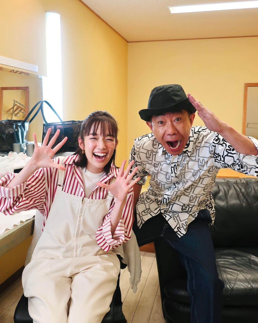 佐藤栞里さんのインスタグラム写真 - (佐藤栞里Instagram)「. CM見たよ！のメッセージ、 ありがとうございます！ 昨日は有吉の壁のロケだったのですが 壁の放送中にも流れていたねと スタッフさんたちに言っていただいて なんだかにやにやしてしまいました☺️ . こちらは撮影後に撮ってもらった ノリさんとの記念写真✨ 本番なのか、休憩時間なのか 境目が分からないくらい ずーっとおしゃべりをして、 飲んで笑って飲んで笑って。 ノリさんが楽しそうだから 私も嬉しくて楽しくて。 最初の緊張なんて吹っ飛ぶくらい リラックスできた時間でした🌸 優しくて面白くてあたたかくて 家族みんな憧れのノリさん。 これはもう、最高な親孝行だっ！笑 ご縁に感謝です。 また、お会いできる日が来ますように🍻 #余談にはなりますが #リトルトゥースにとっては特別なクリアアサヒ #夢のようなご縁に感謝です」3月5日 22時28分 - satoshiori727