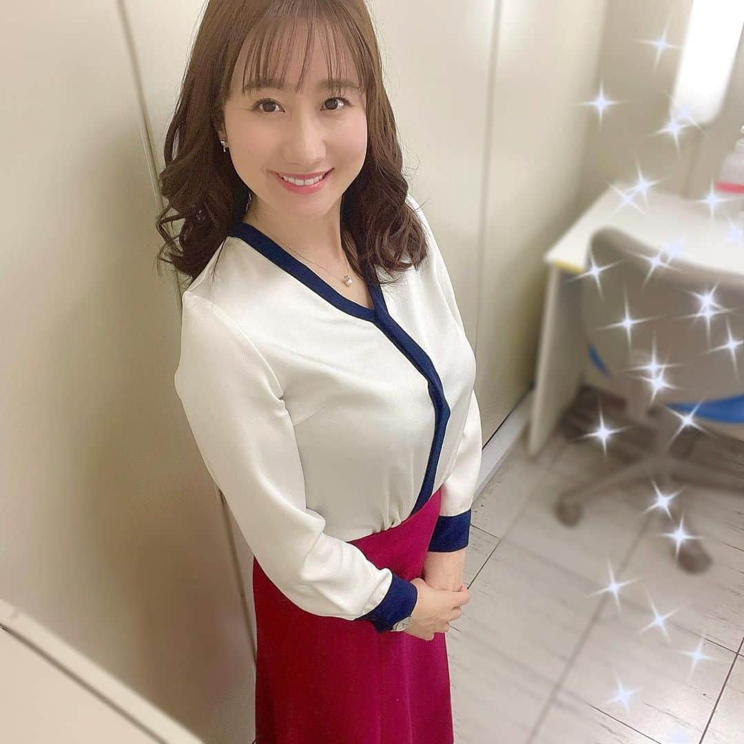 吉井明子さんのインスタグラム写真 - (吉井明子Instagram)「金曜日☺︎ 今週もありがとうございました🥰  2枚目は、明後日にかけての気温の変化を両手で表現してみました。 髪はゆるふわ〜😌  今日は、二十四節気の「啓蟄（けいちつ）」🌱🐸🌱 冬ごもりしていた虫たちが動きだすころ。 昔はカエルやヘビなども虫と呼んでいたそう。 …ということで、放送でも使った絵のイメージ、私が描いたものを最後に載せました😃  🌸 いつも番組を観て下さる方、フォローして下さっている方、そして、コメントを書いて下さる方、ありがとうございます。コメントは、途中で送信されても、誤字があっても、全然問題ないです😌書いて下さる気持ち、届いています。皆さんの生活の中で、悲しいとき、嬉しいとき、苦しいとき…色んなときがあると思います。もし、このコメント欄やお天気コーナーの時間が、ふっと力を抜ける瞬間や、気持ちを共有できる場であれたら、私もとても嬉しいです。たま〜に思い出す場でもいいんです。これからもよろしくお願いします☺️  アイシャドウは赤スカートに合わせて #シャネル レキャトルオンブル368 を✨  #いつもコメントありがとうございます #啓蟄 #二十四節気 #白ブラウス #赤スカート #気温差注意です #nhk #bsニュース4k #気象予報士 #吉井明子#シャネルコスメ #アイシャドウ #レキャトルオンブル368 #ゴールデンメドウ #お天気ヘアメイク #美容歳時記」3月5日 22時45分 - akiko_yoshii_sunny_rain