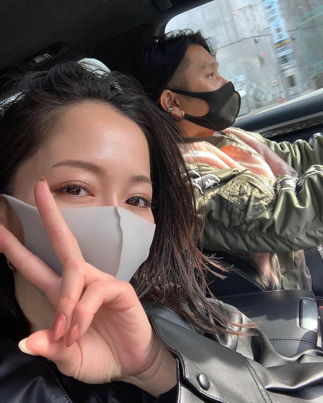 のインスタグラム：「爆報THEフライデー❗️ OA見ていただいてありがとうございました。 すごく反響がありとっても驚いております😭。　　 DMも読みきれないほど頂き、本当にありがとうございました！ ・ 前に進めば立ち止まり、進みきれずにもがいてしまう事も沢山あります。 が、 元気いっぱいな息子達と過ごす事で、彼らから沢山教わることがあります。 こんな時代に変わってしまったのですが、 一生懸命産まれてきてくれて、 一生懸命未来に向かって進む息子から学ぶ事が沢山あります。 ・ 息子達から学んで私が育て直されているような今井家なのです。。 ・ 今のお仕事の環境は、 同じ気持ちで頑張ってくれるスタッフのみんながいて、 サロンを成長させてくれるお客様がいてくれているお陰で今の私の仕事が成立しています。 ・ 家族は勿論。周りの人、一人一人に感謝の気持ちを忘れず、人生を歩みたいと思います。 ・ 爆報THEフライデーのスタッフの皆様。 本当にありがとうございました。 ・ @ry0imai2  パパが、ぱぱで本当によかった。 10年経った今も心から大好きな人です。 これからもダサい私ですがよろしくお願いします🤲😊 ・ #沢山dmありがとうございます  #今井家の形 #爆報THEフライデー #ありがとうございました」