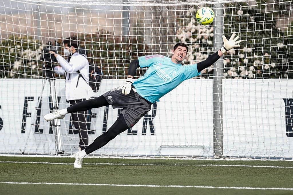ティボ・クルトゥワのインスタグラム：「Terminando la semana. Muchas ganas de que llegue el derbi! #HalaMadrid」