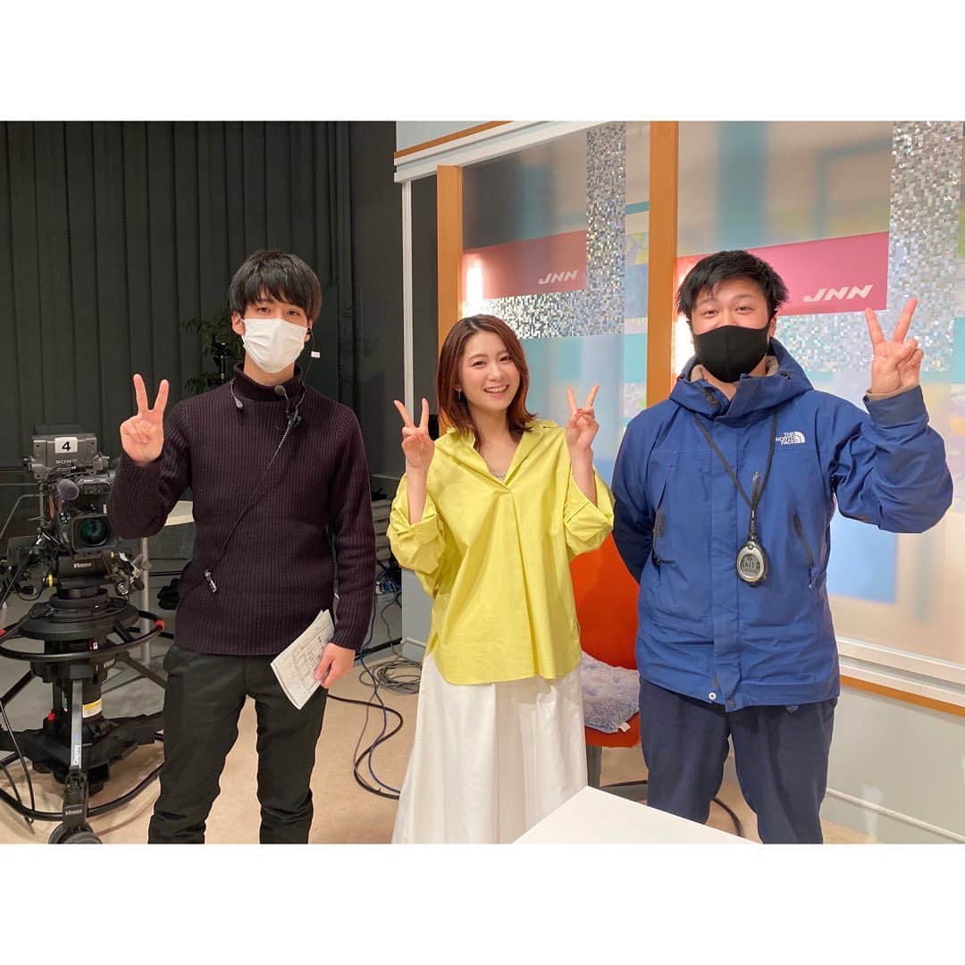 尾島早都樹のインスタグラム：「ある日のＮ６📺 スタジオに同期が勢ぞろいしました👦🏻👧🏻👦🏻💓  いつもは仕事中みんなバタバタで なかなか揃うことがないので貴重な１枚！！  この日は特集で小西アナも出演でした！ お疲れ様🐣💓ぴよ  最近衣装も 春らしい色味になってきましたよ〜🌸🌼  #チューリップテレビ #アナウンサー #女子アナ #N6 #2018年入社 #入社３年目 #同期 #スタジオ #衣装 #tmmatsuya #春コーデ」