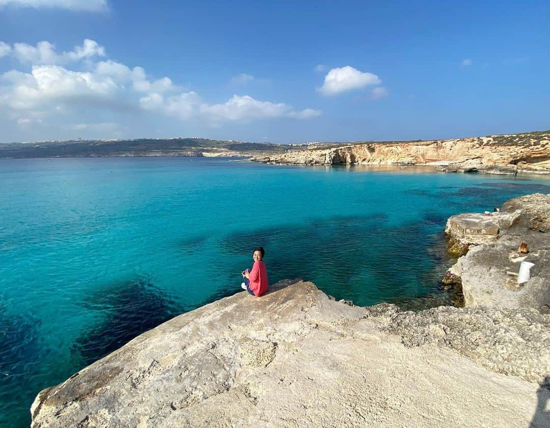 荒尾茉紀のインスタグラム：「Breathtaking view✨新鮮な空気を味わっていたら…ヘリコプターの音が…マスクしていないの見つかったら罰金とられるかも💦と謎に焦りました（笑）こんな大自然を前にして🤷🏻‍♀️ちなみに、今日から、マルタのレストランがテイクアウトのみになりました…悲しすぎる😢  #malta #comino #bluelagoon #マルタ留学 #コミノ島 #コロナ禍の旅行 #マルタ共和国 #ヨーロッパ旅行 #コロナ規制 #ブルーラグーン」