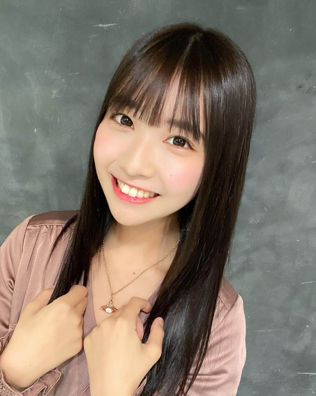 天羽希純のインスタグラム：「この間、美容院でアップデートしてもらってきたよー💓  お世話になっている速水さん(@welly_hayami )！  清楚系とぅるとぅるカラーにサラッサラになるトリートメントで完璧アップデート完了🥺✨✨  これでまたみんなに好きーってなって貰えたらうれしいなー🥰  ほんとにトリートメント持ちが良すぎるから毎回感動してる…  みんなもぜひ髪の毛のお悩みあったら行ってみてね！  ちなみに担当してくださってる速水さん、M-1グランプリ出場するらしい?ので応援してます笑  #美容院 #美容院帰り #渋谷美容室 #美容室 #美容院行ってきた #ヘアアレンジ #ヘアカラー #ヘアカラートレンド #ヘアスタイル #暗髪 #暗髪カラー #私服 #春コーデ #snidel #viviennewestwood #ナチュラルメイク」
