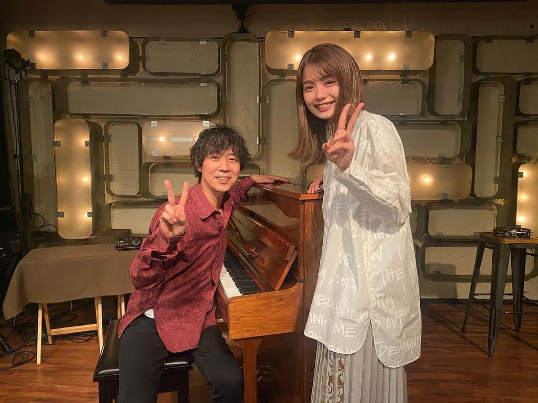 足立佳奈のインスタグラム：「今日は、斎藤有太さんのライブにお邪魔しました！！！  本当に特別な時間でした。 わたし自身の曲も歌わせてもらって、最後にゆうたさんの曲もご一緒させてもらいました！ ゆうたさんの曲をステージ袖から聞かせてもらっていて、こんなにも涙が溢れたのは久々でした。 私もこんな方になりたい！と思いました。  そんなゆうたさんと、ステージに立てたことが本当に幸せでした。 LIVEに来てくださった皆さん本当にありがとうございました。  #斎藤有太 さん #LIVE #今日の足立」