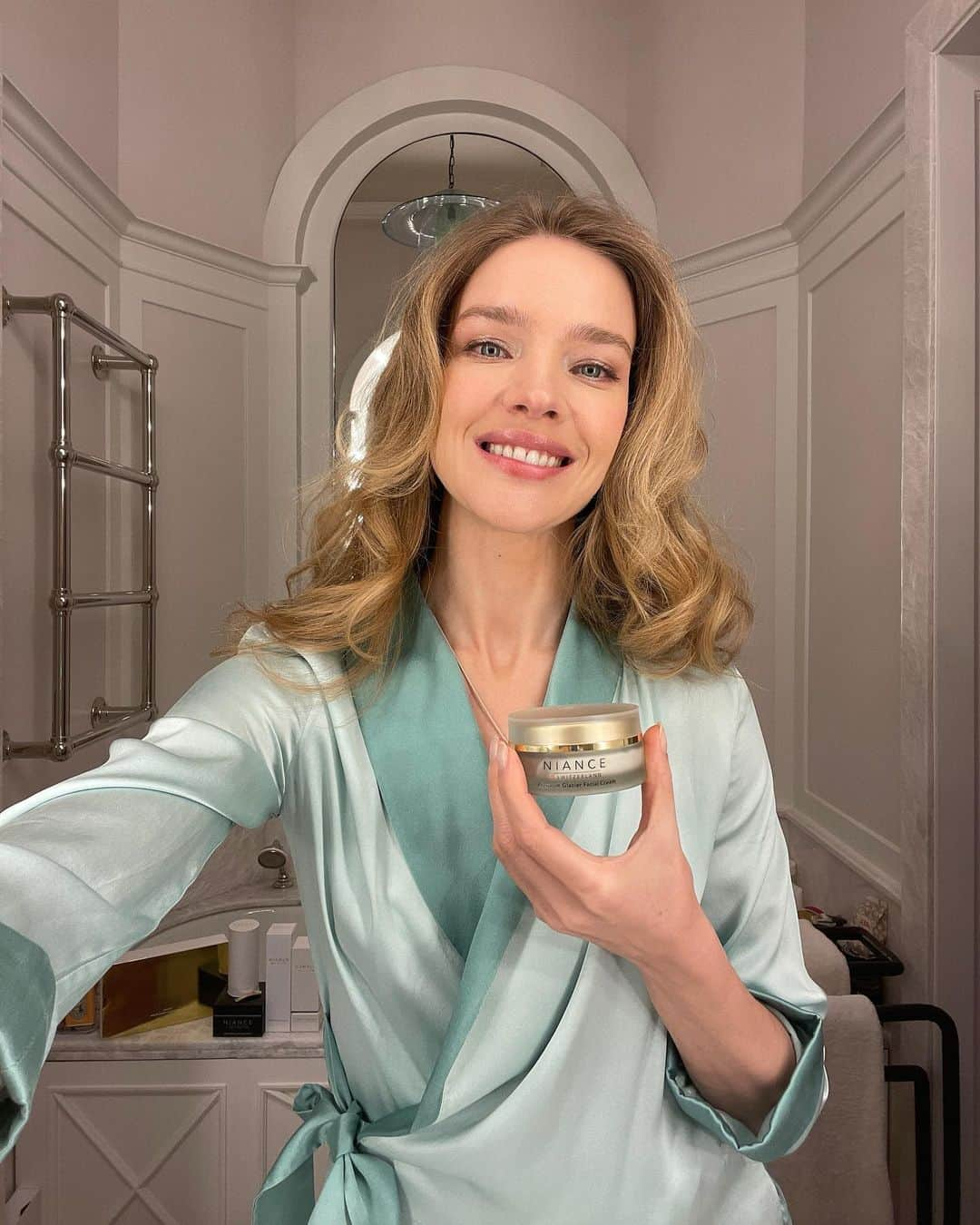 ナタリア・ヴォディアノヴァのインスタグラム：「Online meetings is how we present ourselves mostly these days but glowing skin isn’t just for the camera. Skincare is a self-care ritual that I come to enjoy more and more with time, and with products like this @nianceswitzerland that pamper your like a spa treatment 🧖🏼‍♀️ Invest in your skin, it’s going to represent you for a long time and with upcoming #8thmarch products like highly effective NIANCE Premium Glacier Facial Cream its the best gift to yourself or your loved ones 🙏🏼🙏🏼✨✨   Нескончаемые Zoom звонки изменили то, как мы работаем и выглядим дома. Но чистая кожа нужна не только для звонков. Уход за кожей, это мой ритуал, который со временем я делаю все осознанней и все с большим удовольствием 🧖🏼‍♀️ Возьмите, например, крем для лица @nianceswitzerland Уход за кожей это то, на что я не советую ни жалеть ни сил, ни средств. с праздником на носу #8оемарта побалуйте себя или любимых 🌞🌞🌞 @niance_russia  #чистаякосметика #cleancosmetics  #ad  #рекламавinstagram」