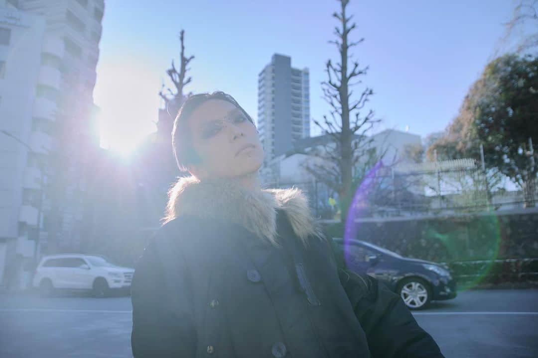 のインスタグラム：「DOP / Editor：須藤しぐま Hairmake : 小夏 Music : Toki(akubi Inc.) Prop Art : 求愛行動/yui (akubi Inc.) Opening Movie : 大瀬良 匠(THINGS.) Creative Director / Story：武瑠(akubi Inc.)  Produce : akubi Inc. https://akubiinc.tokyo/  #満月連載夢日記   #小説 #tokyo #art #photo #shooting #make」