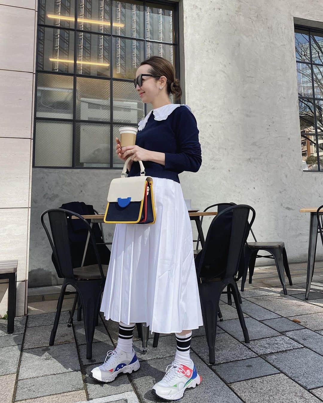 翁安芸さんのインスタグラム写真 - (翁安芸Instagram)「Navy ✖︎ White🤍📤📊💌  紺ニットを春気分で、ホワイトのスカート&スニーカーで合わせました👟  25ansの連載にも詳細アップしています。  #翁安芸のファッションtips #outfit  #akiweng #madisonblue #editseoul #prada #clemenskicks #翁安芸」3月6日 12時26分 - akinyc