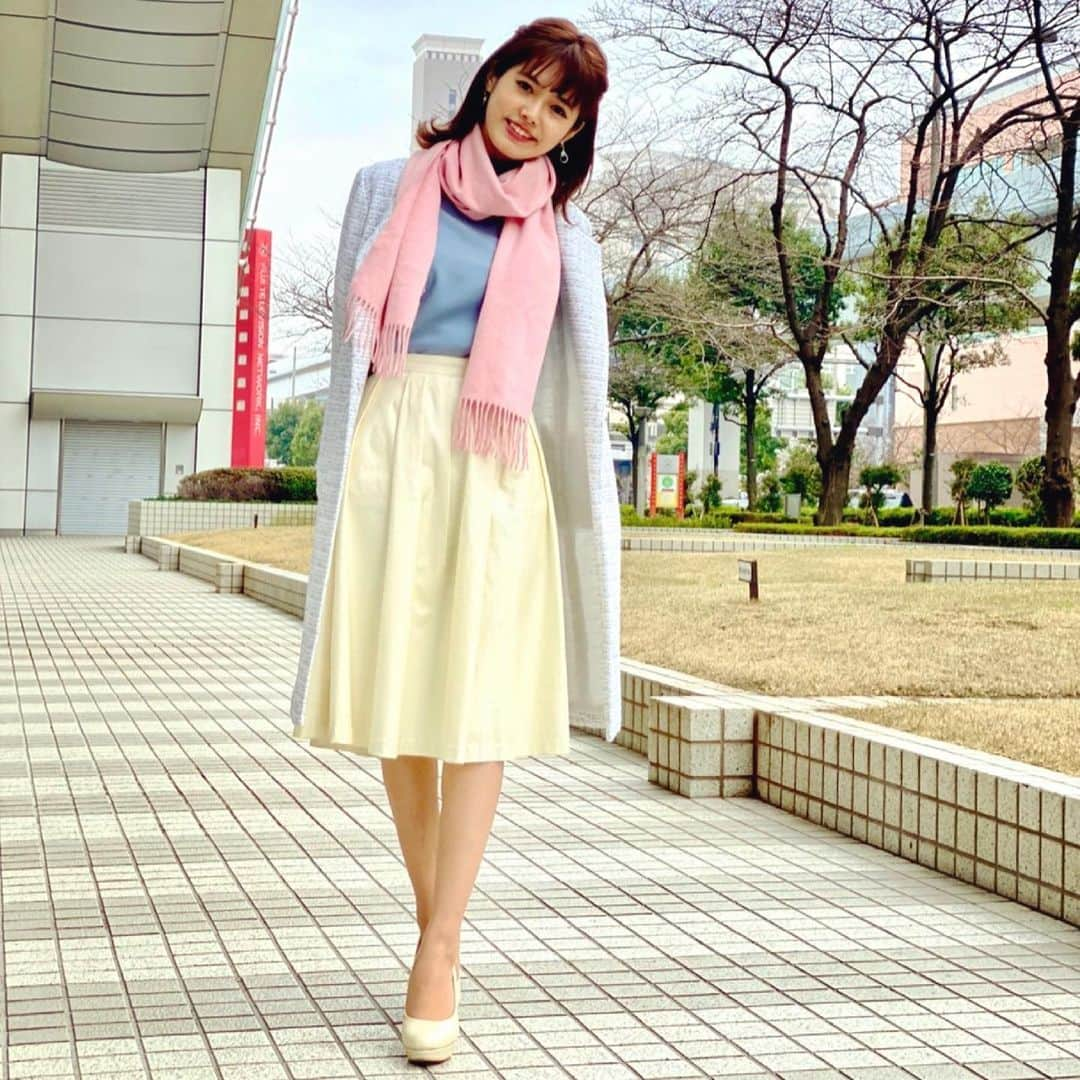 谷尻萌さんのインスタグラム写真 - (谷尻萌Instagram)「おはようさん😊 今日は関東から西は4月並みの暖かさになると思うで🌸花粉対策しっかりしましょ✌️ ただ一方で北海道と東北北部は昨日から一転してまた寒くなるさかい、服装に注意してな🧣  ほな素敵な週末を🍀 3月は何かと忙しくて大変やと思うけど体調にきーつけて過ごしてな😇♥️  #めざましどようび　#お天気キャスター #セントフォース　#谷尻萌　#外ハネ　#イヤリング　#ピンクマフラー　#🧣」3月6日 10時56分 - tanijiri_moe