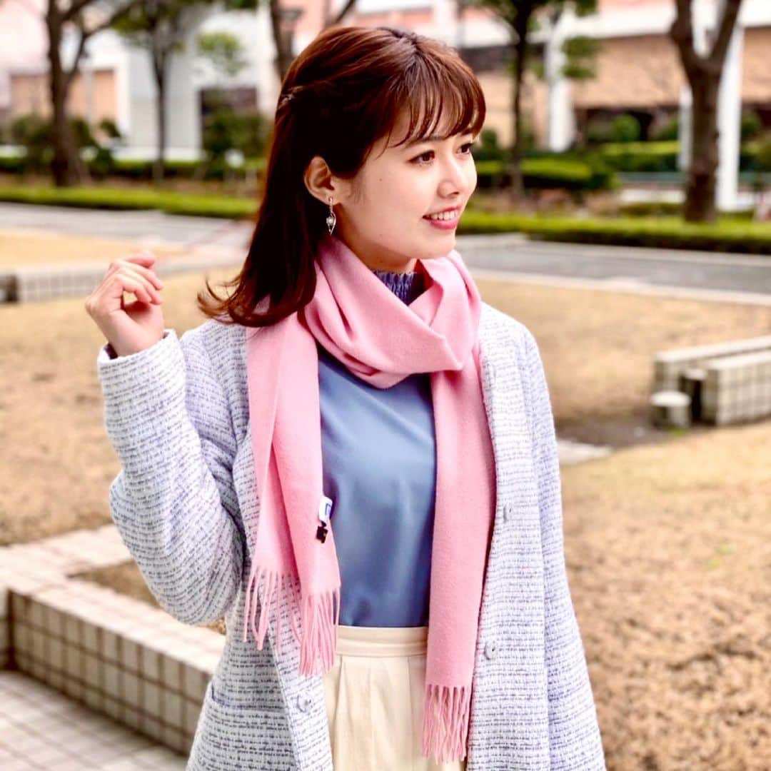 谷尻萌さんのインスタグラム写真 - (谷尻萌Instagram)「おはようさん😊 今日は関東から西は4月並みの暖かさになると思うで🌸花粉対策しっかりしましょ✌️ ただ一方で北海道と東北北部は昨日から一転してまた寒くなるさかい、服装に注意してな🧣  ほな素敵な週末を🍀 3月は何かと忙しくて大変やと思うけど体調にきーつけて過ごしてな😇♥️  #めざましどようび　#お天気キャスター #セントフォース　#谷尻萌　#外ハネ　#イヤリング　#ピンクマフラー　#🧣」3月6日 10時56分 - tanijiri_moe