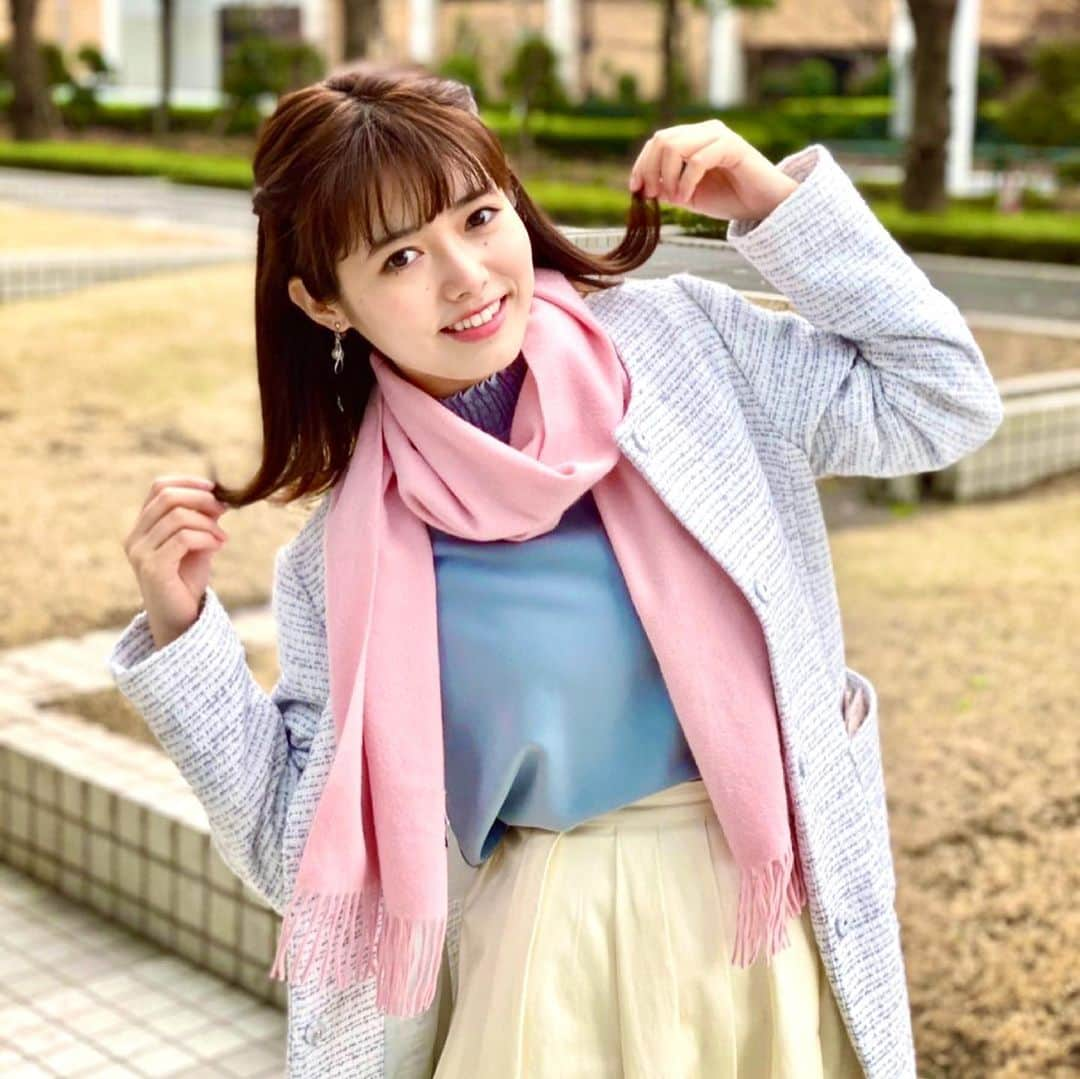 谷尻萌さんのインスタグラム写真 - (谷尻萌Instagram)「おはようさん😊 今日は関東から西は4月並みの暖かさになると思うで🌸花粉対策しっかりしましょ✌️ ただ一方で北海道と東北北部は昨日から一転してまた寒くなるさかい、服装に注意してな🧣  ほな素敵な週末を🍀 3月は何かと忙しくて大変やと思うけど体調にきーつけて過ごしてな😇♥️  #めざましどようび　#お天気キャスター #セントフォース　#谷尻萌　#外ハネ　#イヤリング　#ピンクマフラー　#🧣」3月6日 10時56分 - tanijiri_moe