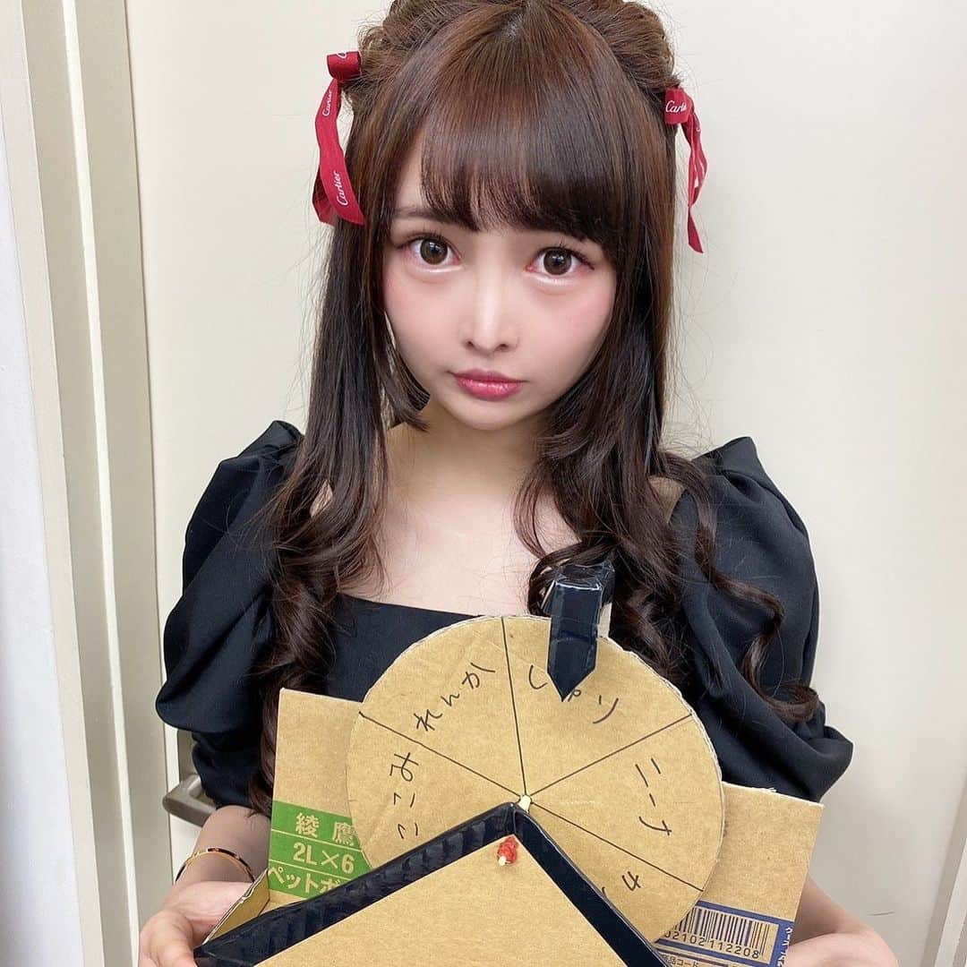 跡美しゅりさんのインスタグラム写真 - (跡美しゅりInstagram)「マネージャーさん手作りルーレット。  分度器で測って夜な夜な作ってくれたみたいです♥  前回のオンラインイベントでは ルーレットで山本蓮加ちゃんが【１ヶ月でラーメン20杯と自撮り】という謎のミッションを........！ 果たしてクリアなるのか.....？！  #AV女優 #跡美しゅり #みっぴぃな」3月6日 11時00分 - atomi_shuri