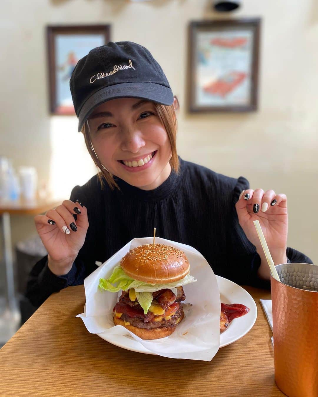 寺田有希さんのインスタグラム写真 - (寺田有希Instagram)「ハンバーガーでかッ🍔✨ 息抜きに友達とランチにいった写真📸 大事だね、こういう時間！ ・ ・ ステキな週末を！ 私は家で仕事します🤣 #ハンバーガー #ランチ #息抜き #寺田有希 #teradayuki」3月6日 11時20分 - terada_yuki