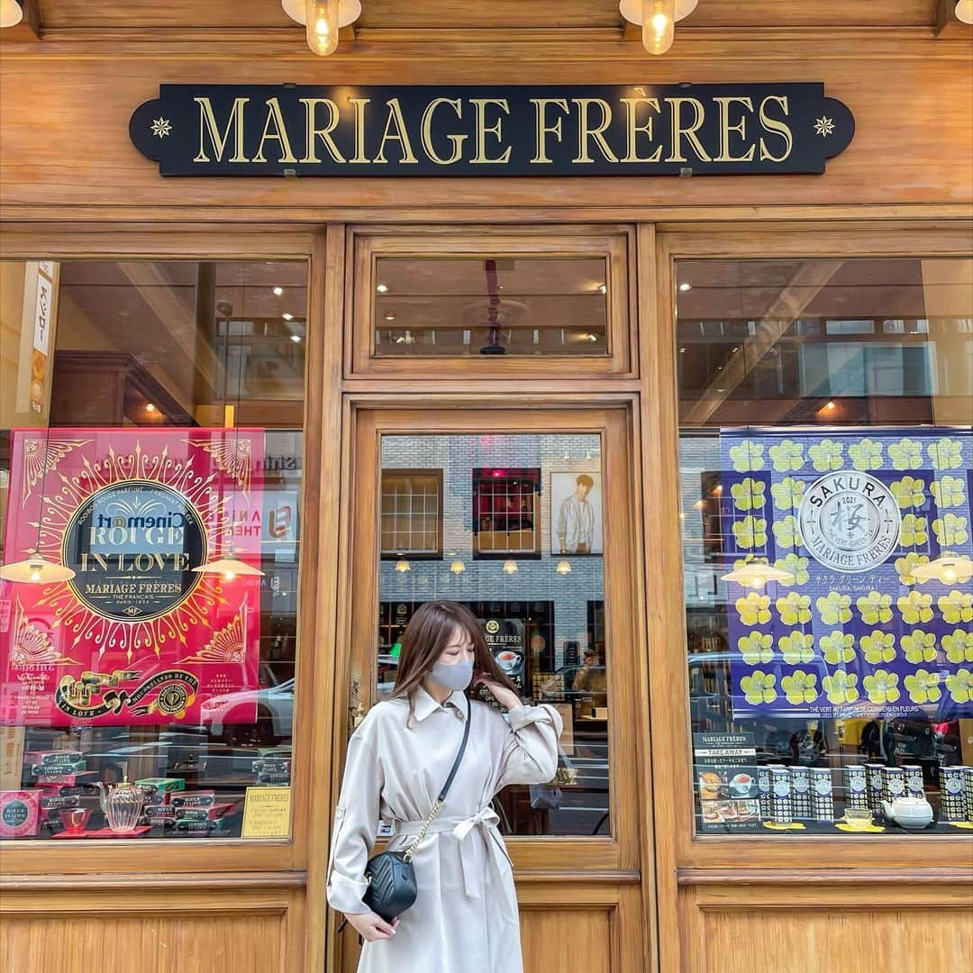 RIEさんのインスタグラム写真 - (RIEInstagram)「【 新宿 / @mariagefreresofficial 】﻿ ﻿ 新宿にあるパリの世界🇫🇷﻿ マリアージュフレールへ☕️﻿ ﻿ 店内も海外っぽさのある雰囲気が漂い﻿ 旅好きさんにもおすすめの空間です✈️﻿ ﻿ カフェでの紅茶は種類豊富すぎるゆえに﻿ 迷ってしまい店員さんにアドバイスをいただき﻿ ＂BIRTHDAY TEA＂を淹れてもらいました☕️﻿ ﻿ 1ポットで3杯分くらいあって﻿ ケーキ🍰を食べながらおしゃべりして﻿ ゆっくりなカフェタイムを過ごせました🍓﻿ ﻿ この日おろしたばかりトレンチコートは﻿ @emma_____official の春新作🧥🌿﻿ 2wayになってて袖部分も自由に調整可能◎﻿ ﻿ 3/8 12:00〜 発売開始で 3/9 までの2日間は﻿ 新作限定価格として同じコートが﻿¥1,000 OFF ¥6,480(税込) で購入できちゃうそう🛒🌸﻿ ﻿ ﻿ ~~~~~~~~~~~~~~~~~~~~~~~~﻿ ☑︎ MARIAGE FRÈRES SHINJUKU﻿ ☑︎ 11:30〜20:00﻿ ☑︎ 新宿三丁目駅 徒歩3分﻿ ~~~~~~~~~~~~~~~~~~~~~~~~﻿ ﻿ ﻿ ﻿ #mariagefreres #mariagefrères #マリアージュフレール #マリアージュフレール新宿 #紅茶専門店 #紅茶のある暮らし #新宿カフェ #新宿スイーツ #新宿カフェ巡り #shinjukucafe #カフェ巡り #海外風 #エマ #emma #トレンチコート #スプリングコート #PR #トレンチコートコーデ #春コーデ #春服コーデ #春アウター #春服 #ootd #trenchcoat #きょコ #guccibag #グッチバッグ #ケーキセット #おやつタイム #休日のひととき」3月6日 11時45分 - rie_tabi