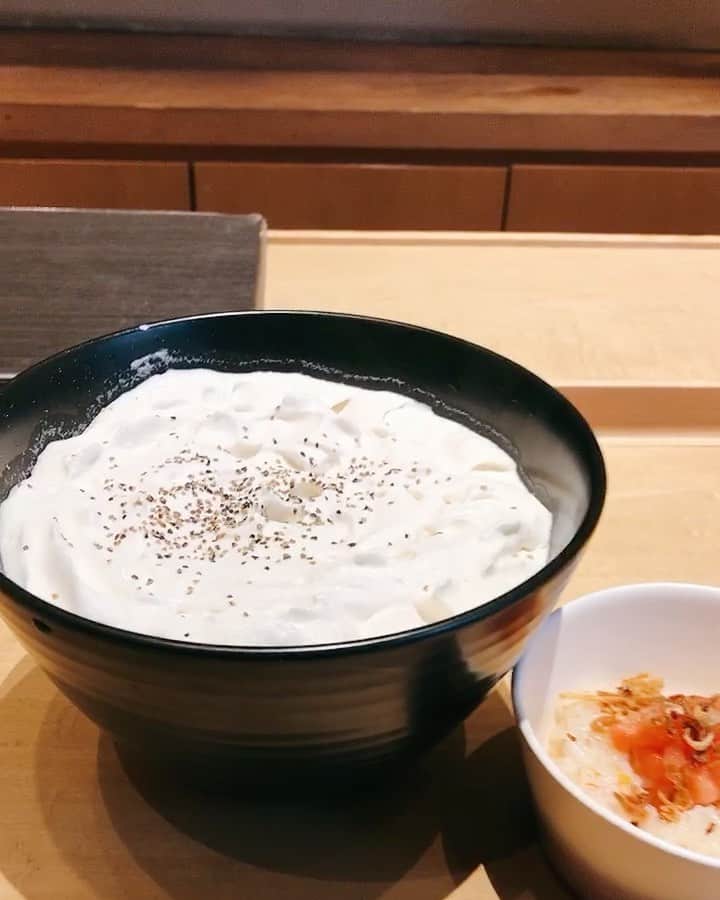 咲希あかねのインスタグラム：「#初代 #白いカレーうどん  何回食べて飽きないの！！ そしてまた食べたくなる♡  #和だしのカレー に しっかりずっしりの#うどん に #じゃがいものムース が絡み合って 絶妙なハーモニー😏  #決して終わる時など来ない  そして最後に#トマトの炊き込みご飯 をまぜまぜ🤤✨ #絶品   いつも通るとすごい並んでいる人気店✨ コロナにより客足が減り、お店の前で呼び込みをしていてフラッと立ち寄ったのがきっかけで…はまって週1で通ってた🤣  #酒彩蕎麦初代 #カレーうどん #恵比寿 #食 #食べスタグラム」