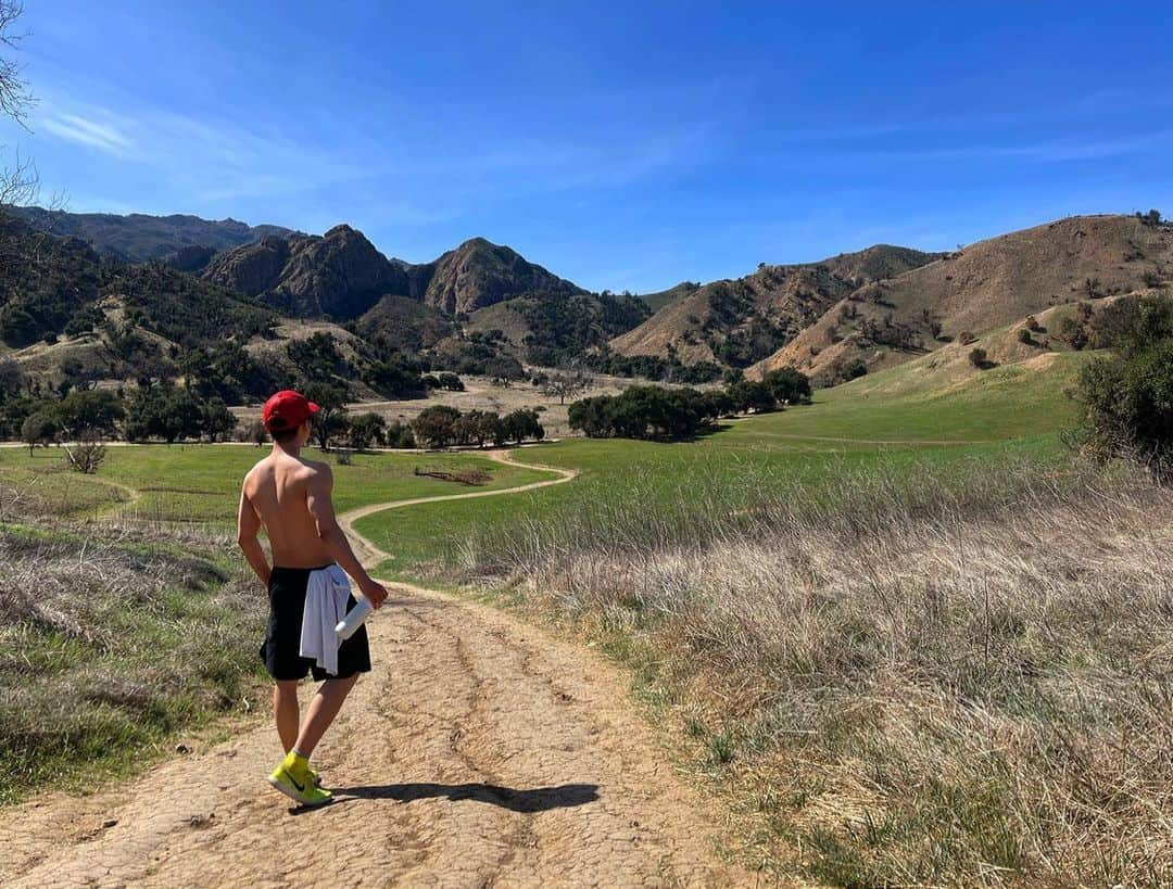 與真司郎さんのインスタグラム写真 - (與真司郎Instagram)「I love staying active and doing outdoorsy activities⛰🏃‍♂️☀️  #與真司郎 #LosAngeles」3月6日 12時02分 - shinjiroatae1126