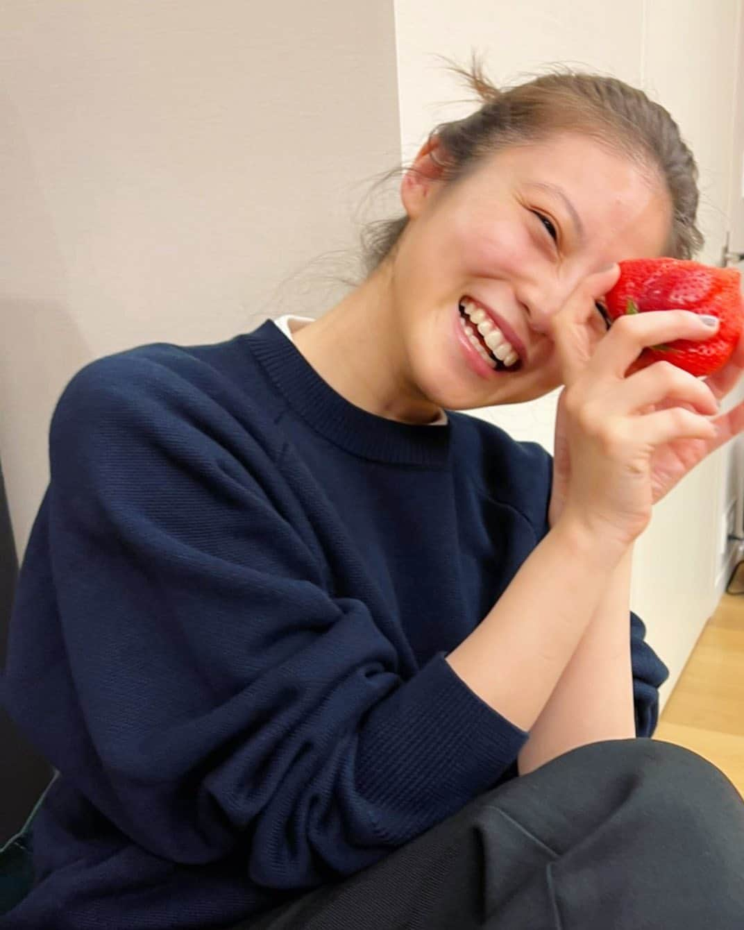 今田美桜のインスタグラム：「24歳✌︎ お祝いみなさんありがとうございます🌷 わーいわーい  最近はドラマの撮影をしております、 恋はdeepに🐟 #恋ぷに　だって きゅんですってやつですね🥰 お楽しみにしててください♡  お誕生日におっきすぎる イチゴ食べましたの写真☺︎」