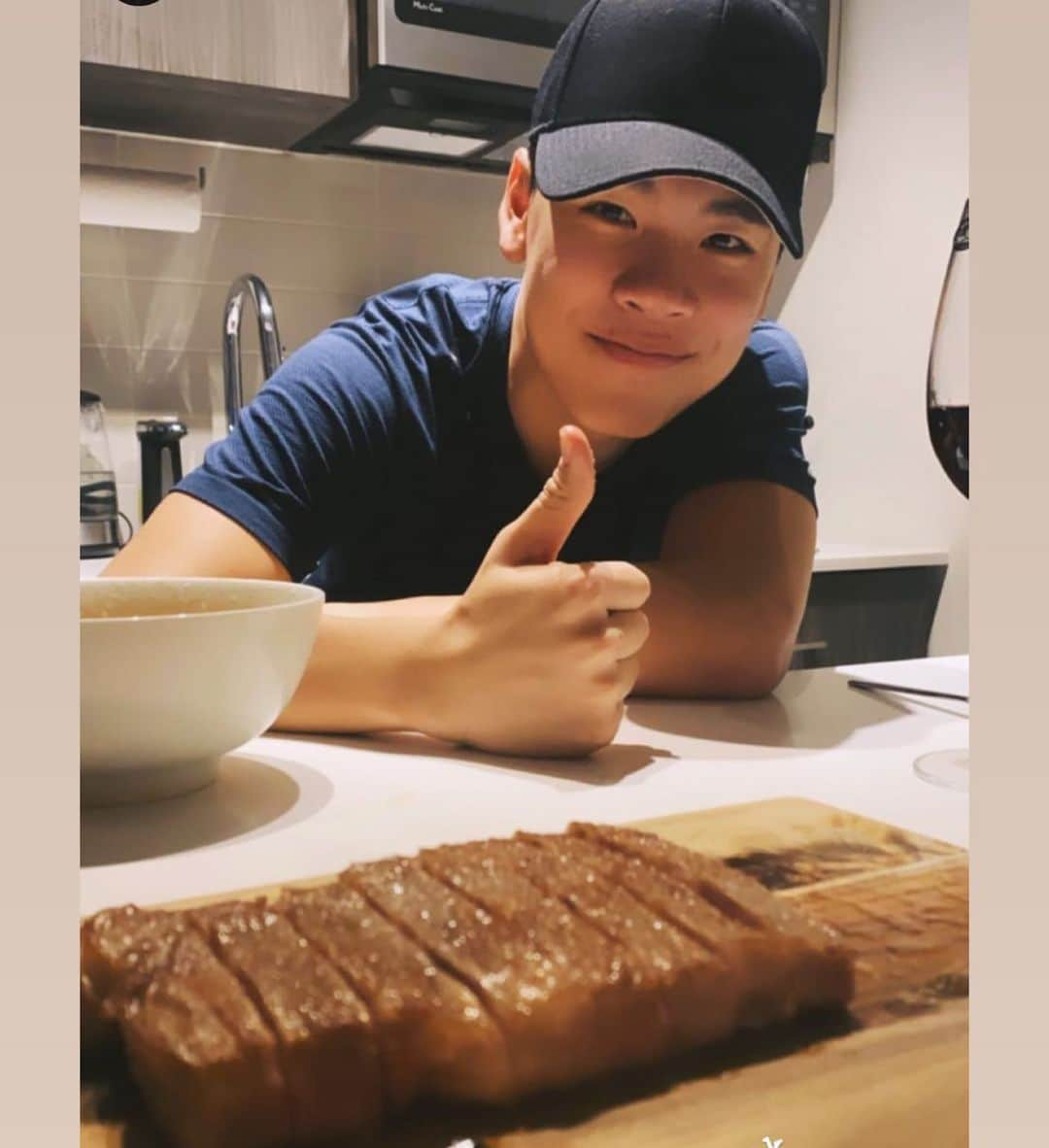 ナム・グエンのインスタグラム：「Ever since I moved into my own place, I’ve been having fun with cooking different kinds of foods and attempting to be creative with it😂 tonight I had the wonderful opportunity to cook a gorgeous Japanese A5 Miyazaki Wagyu Steak and it was life changing🥲」