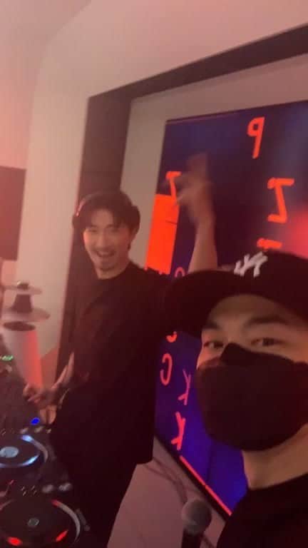 のインスタグラム：「本日12時〜‼️ PKCZ®VRライブ開催中🔥  PKCZ®のメンバーが アバターで登場します✨ 新感覚のLIVEパフォーマンスを 是非お楽しみに✨  本当に新感覚です... メンバーの様子など リアルタイムで投稿していきますので こちらもお楽しみに🙌🏻  ⏬配信はこちらから⏬ twitch.tv/pkcz_official  @PKCZ_official  #PKCZ  #MusicVket #PKCZ_GLAMOROUS_VR」