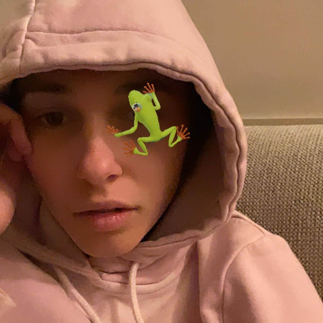 ナオミ・スコットのインスタグラム：「Eosine Pink 🐸 (lol I heard you in the back).」