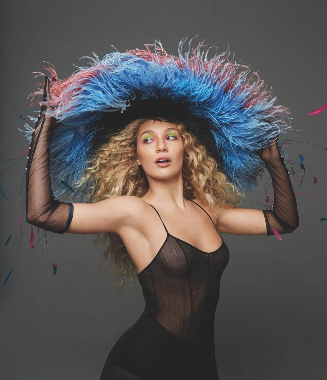マディー・ジーグラーのインスタグラム：「more from my @wonderland shoot 💗!!」