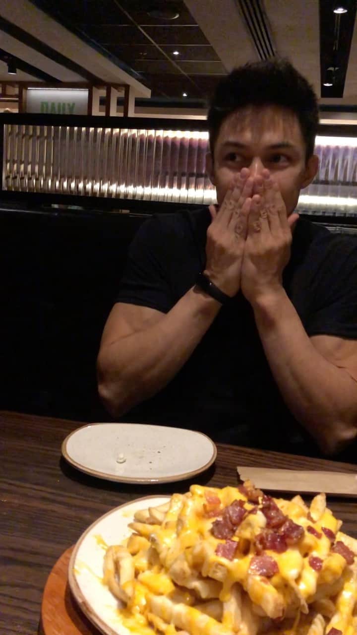 アルトゥール・オヤカワ・マリアノのインスタグラム：「Quem treinou bem durante a semana #HojePode comer bem! Quem treina com o Nonô é assim: se destacando no treino, chegando no horário e cumprindo as atividades o Nonô concede um presente! E hoje foi dia de levar os meninos no @outback Inclusive hoje pode pois a Nutri @carolyoshioka liberou!  😍🤩 Hoje pode ser melhor! HOJE PODE SER MAIS OUTBACK! #HojePodeOutback #outback @trick_sampaio @dig_speranza @bielzinx_ @gui.silvss」