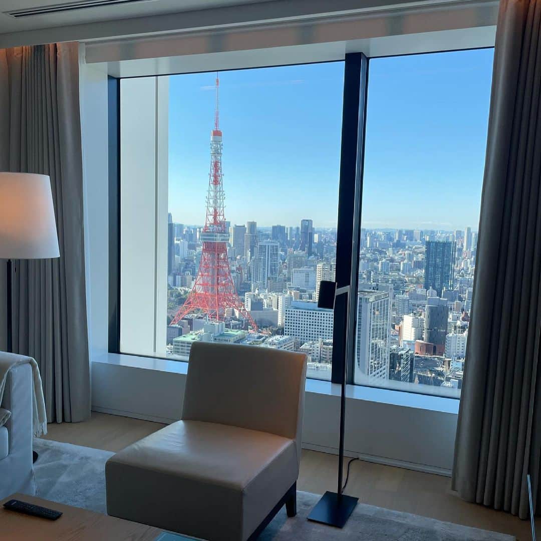 山岸久朗さんのインスタグラム写真 - (山岸久朗Instagram)「東京へ出張。 テレビ出演での宿泊が続いていて、局が用意してくれてるビジネスホテルが多かったのですが、久々に自腹だったので、行きたいホテルをとったりました。そしたらカードの威力で2ランクアップのスイートルームになった。東京タワーも丸見え。1人にはもったいない💦 #tokyotower #hoteltokyo #hoteltokyo #thetokyoeditiontoranomon #theedition #theeditionhotel  #edition #editionhotel  #editionhotels  #editionhoteltokyo  #東京エディション #エディション虎ノ門 #東京エディション虎ノ門 #スイート #スイートルーム #東京ホテル #ホテル #ホテルライク #ホテルライクインテリア #ホテルステイ #ホテル好き #ホテル好きな人と繋がりたい」3月6日 6時57分 - yamaben