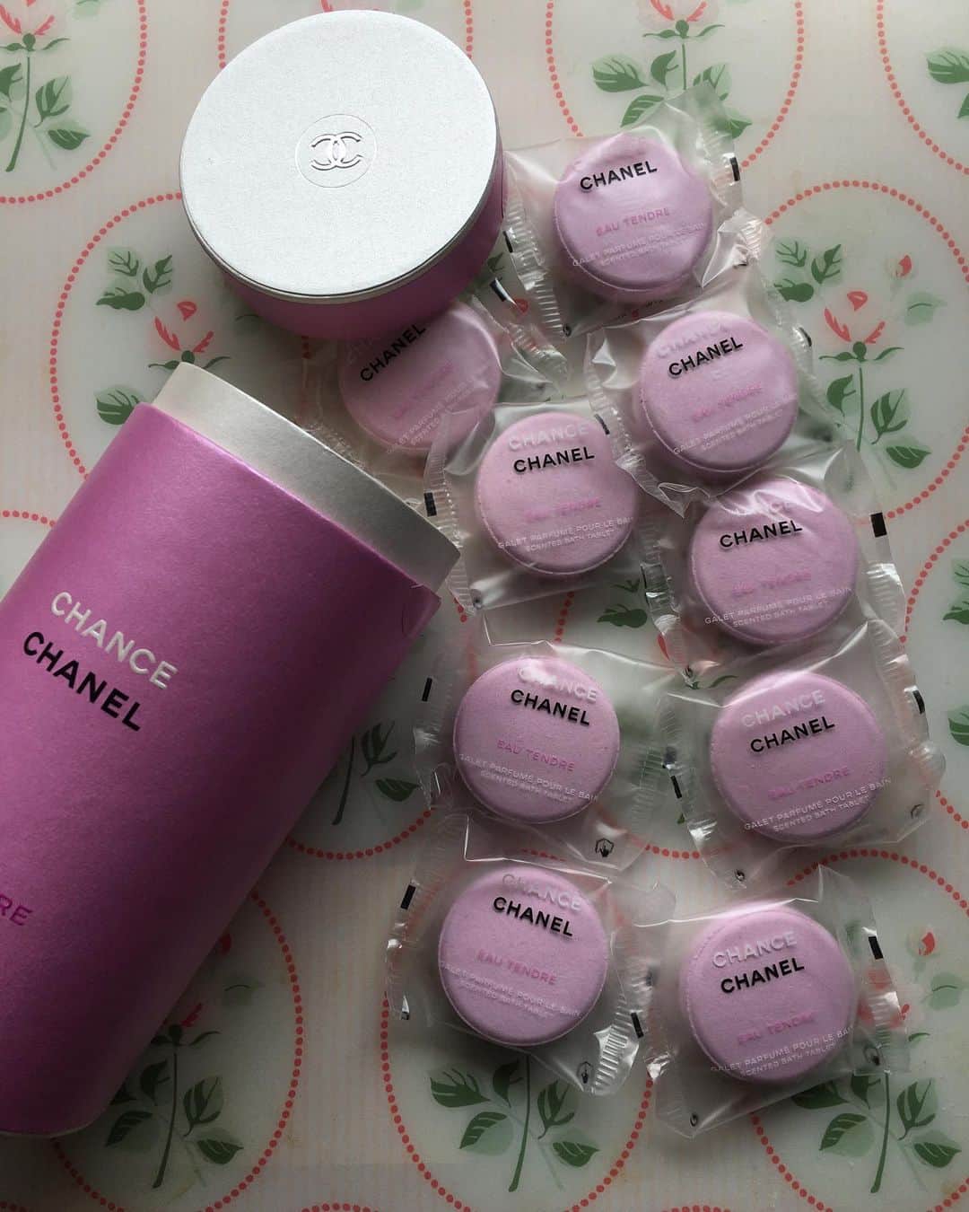 小橋めぐみのインスタグラム：「CHANELのバスタブレット♡ チャンスの香りの入浴剤。 ぽとん、とお風呂に入れると、 しゅわしゅわ〜っと溶けて、ピンクの乳白色のお湯へ、香りはバスルームいっぱいに広がって、多幸感に包まれます♡ お風呂から出ても、お肌にチャンスの残り香が。 くんくん嗅ぎながら眠りに就きました😴 #ぐっすり #chanel」