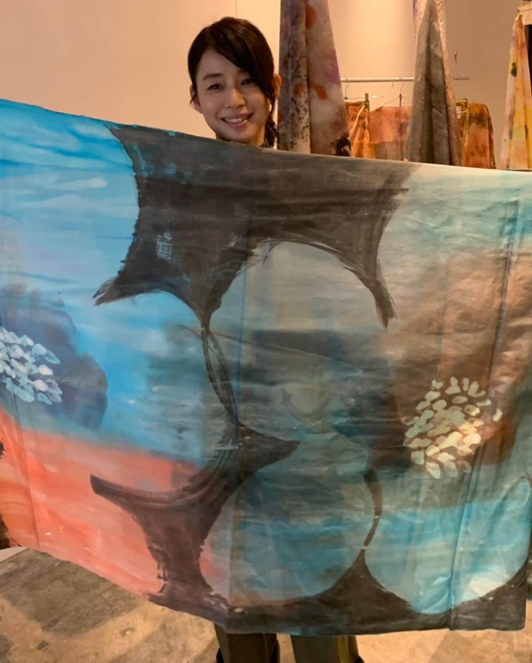 石田ゆり子さんのインスタグラム写真 - (石田ゆり子Instagram)「ふわりと羽織るだけの キモノコート。 すべて一点もの。 どれも素敵で迷います。 #タマティーノ写真館」3月6日 7時07分 - yuriyuri1003
