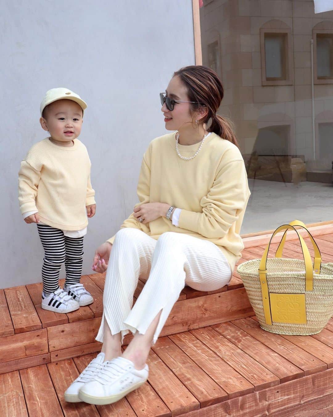 のインスタグラム：「ㅤ ㅤ 🐝 ㅤ ㅤ @uniqlo_jp のmen's の スウェットシャツ！ 大好きなレモンイエロー🍋 👶🏼ちゃんは #ワッフルクルーネックt 💛 ㅤ ㅤ ㅤㅤ カジュアルなコーデに取り入れる @_viviange_  のバロックパール🦪 卒入園にもぴったり🌸今回は⛓なし！ ㅤ ㅤㅤ ㅤㅤ  リブパンツは　@bebe____ange で 発売するもの♩履きやすくてお気に入り🤍ㅤ ㅤ  ㅤ  #mamagirl#mamagirlweb#mamari#loewe#uniqlo#uniqloコーデ#ユニクロ#ユニクロコーデ#ユニクロ購入品#ユニクロメンズ#スウェットシャツ#スウェットコーデ#ロエベ#レモンイエロー#イエローコーデ#春コーデ#カゴバッグ#カゴバッグコーデ#ママコーデ#ママファッション#大人カジュアルコーデ#カジュアルファッション#シンプルファッション#リブパンツ#親子コーデ#親子リンクコーデ#1歳5ヶ月#男の子ママ#2歳差育児  ㅤ ㅤ」