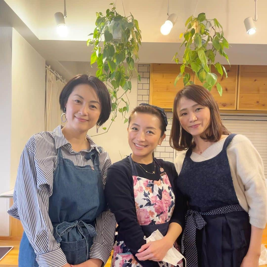 胃腸良子さんのインスタグラム写真 - (胃腸良子Instagram)「発酵シスターズの発酵調味料ワークショップ🧂  ・  昨日、以前から凄く参加したかった発酵調味料教室に行くことができました❣️  ・  毎日のお料理、できるだけ化学調味料を使わずに美味しいご飯を作りたい🫕 楽して旨くするためには、発酵調味料が大活躍❣️  ・  発酵調味料の基本、 ◆塩麹 ◆醤油麹 ◆玉葱麹 を作ってきました！  ・  麹調味料はお肉をふっくら柔らかくしてくれるし、ドレッシングとかも作れちゃうし、野菜に合わせても栄養アップだから、毎日とても重宝します🤗  ・  発酵シスターズの発酵話も楽しかった❣️お料理も凄く美味しかくめちゃくちゃ楽しい一日でした❤️  ・  発酵料理に合わせていただいた 乳酸菌のお酒「きぬさら」　@kinusara_official  も美味しかったし、 麻炭パウダーを使ったブリスボールも美味しかったし、  @bib_reset_water   栄養たっぷりのお米、金芽米も美味しかったし😆 ウマウマだらけで超幸せ❣️  ・  あー、発酵調味料ができあがるのが楽しみ😆 次は25日発酵調味料を使ったアレンジ料理のワークショップがあるらしい！これも参加したいなぁ💕  @atsukomatsufuji ちゃん @yokomiyoharu  さん  いつも楽しいWSにお声かけありがとうございます🤗 次回も楽しみにしてるね！  @hakkosisters  @kinusara_official   #発酵おうちごはん  #発酵食品  #発酵料理  #発酵調味料  #おうちごはん  #からだにやさしいごはん  #腸活レシピ  #腸活メニュー  #腸活ごはん #腸活 #菌活 #麻炭パウダー #金芽米 #bib #きぬさら #発酵料理教室」3月6日 7時28分 - kimiyo.f