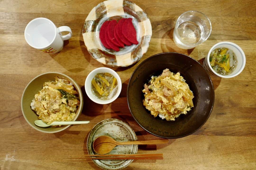 安田美沙子さんのインスタグラム写真 - (安田美沙子Instagram)「おはようございます✨ 昨日の夕飯は、親子丼にしました！30分くらいで、手抜きご飯。 春雨野菜スープは、鶏ガラ、ごま油、塩麹で作りましたが息子も食べてくれました😊✨ 今から朝ラン行ってきます🏃‍♀️ . . . YouTube　「@みさことさりHOME 」　@misako.sari.home が公開されてます！シューズが出来るまでの総集編になります。ぜひご覧下さい。 . . . #みさこクッキング #dinner #親子丼　#手抜きごはん #丼もの　#アガベシロップ #野菜スープ　#大根 #人参　 #なす」3月6日 7時29分 - yasuda_misako
