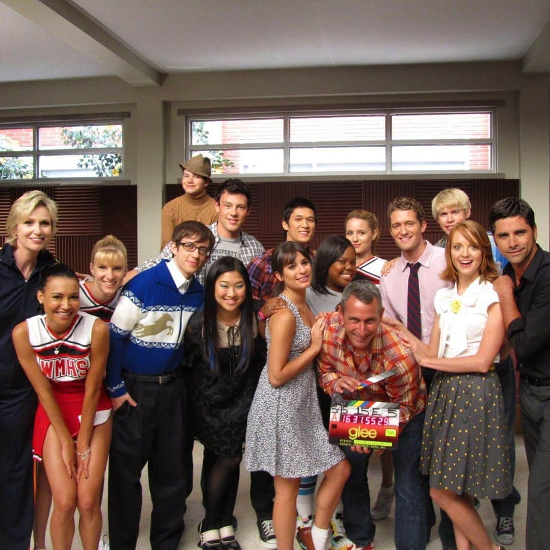 ジョン・ステイモスさんのインスタグラム写真 - (ジョン・ステイモスInstagram)「#Fbf I loved my short time on @officialglee  Look at all these beautiful faces! Sadly we lost a few ( Cory & Naya) But grateful for the time with them and all these talented folks pictured.  Thank you @mrrpmurphy #CarlHowell ! (I’m so sorry I spelled Naya’s name wrong earlier- feel horrible, sorry)」3月6日 7時54分 - johnstamos