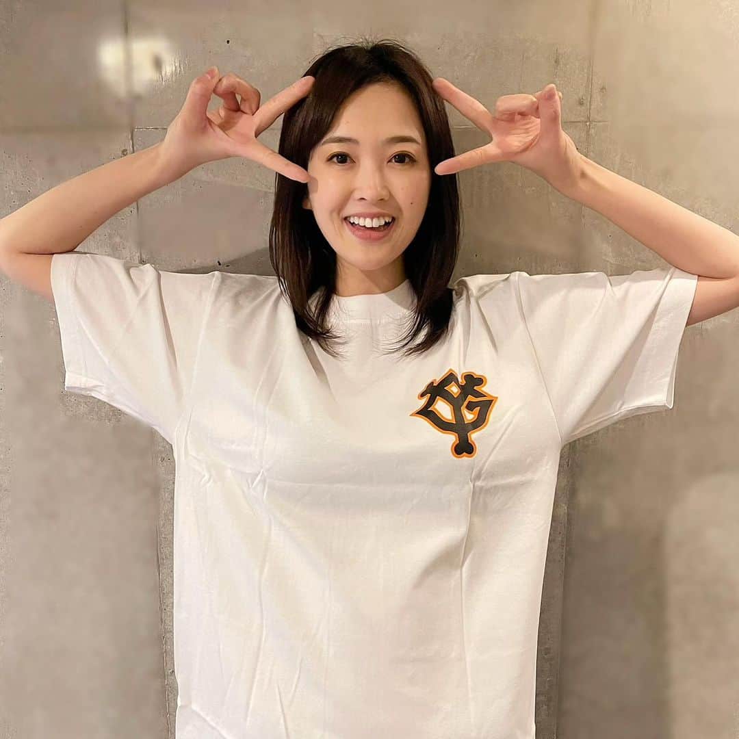 水嶋菜月のインスタグラム：「﻿ ﻿ ﻿ もうすぐプロ野球開幕なので﻿ 今シーズンはグッズをまとって観戦に行きたいなと期待を込めて。🌈﻿ ﻿ 色々とクローゼットから出しておきました🗃﻿ ﻿ 新しい帽子が欲しいな🧢とＨＰを見ると﻿ 女性ファン向けの物もたくさんありますね👀﻿ ﻿ 現地では、ついこのＴシャツ買ってしまいがちです。🤔﻿」