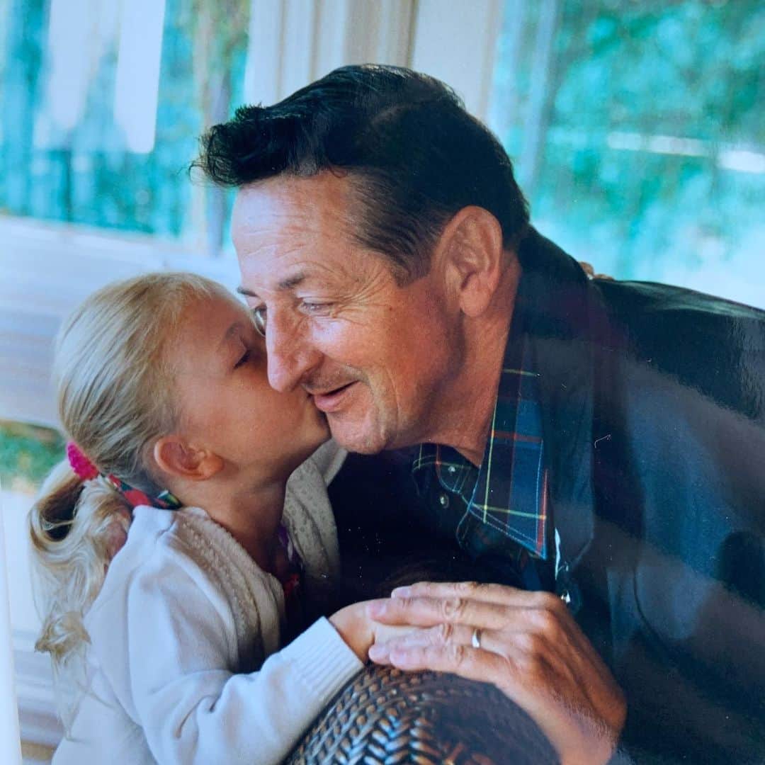 ポーリーナ・グレツキーのインスタグラム：「Grandpa, I miss you and will always cherish the moments we spent together. Most of all, I will miss your trivia, that I could never answer. You were a role model to me and so many others. You had the unique ability to light up every room you walked into. I love you Grandpa, I know you and Grandma are looking over all of us together. Until we meet again 🕊...」