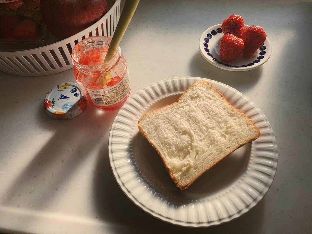 小屋春菜のインスタグラム：「日が入るってそれだけで最高🥲🥪」