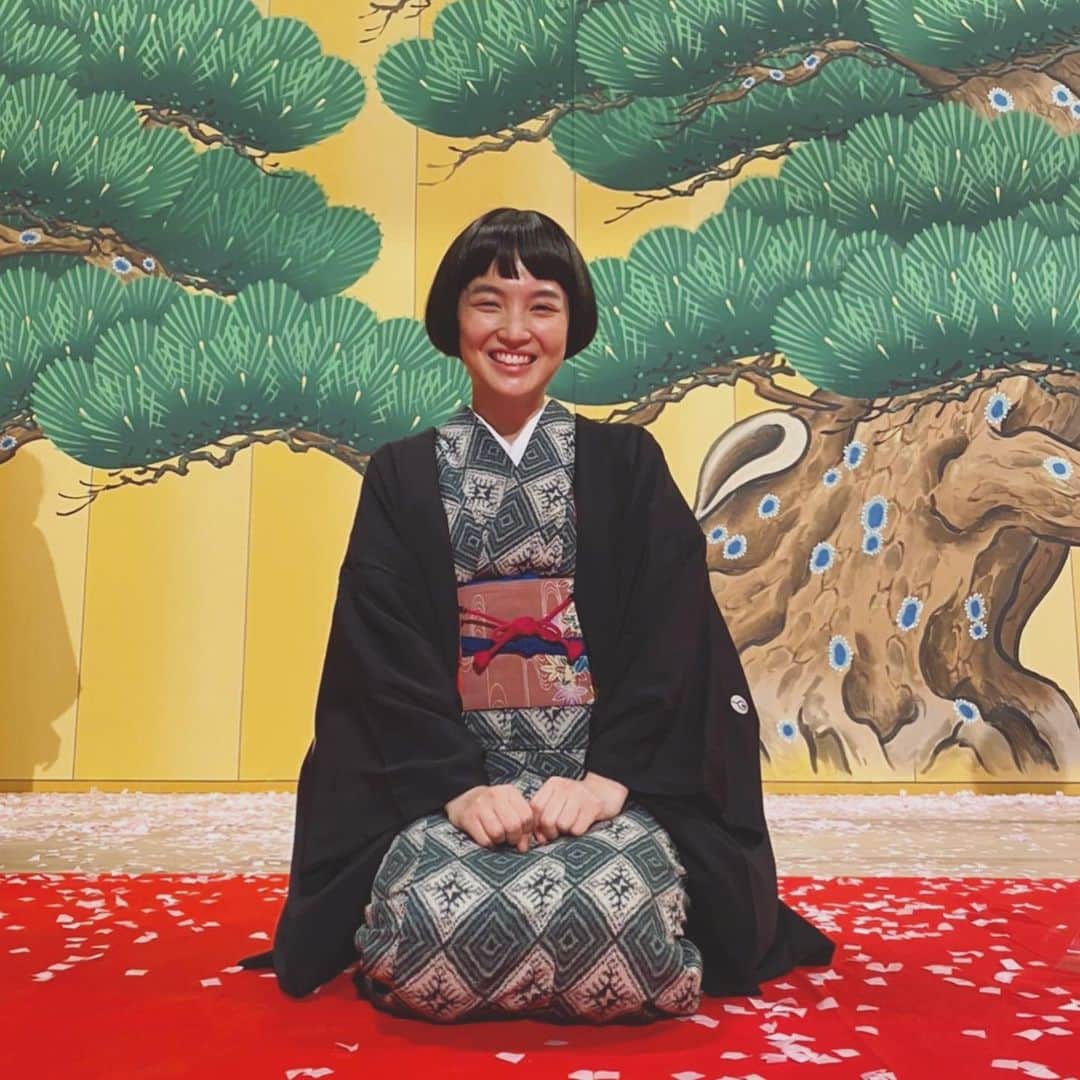 松本妃代のインスタグラム：「. 今週もおちょやん 見てくださってありがとうございました😊 襲名披露も無事終わりめでたい日のはずが、、まさかの展開についていけずふてくされる香里でした。笑 失恋の傷は癒えるのでしょうか…😯 撮影の合間に、オフショット。 2枚目、兄さんたちが手で桜吹雪飛ばしてくれてます笑  来週からも、おちょやん よろしゅうおたのもうします🌞 #おちょやん」
