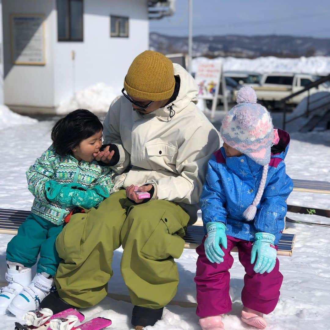 國母和宏さんのインスタグラム写真 - (國母和宏Instagram)「暖かくなってきて撮影前半戦終了🙏 後半戦入る前に充電です❤️  Finished the first half of the shoot for the season🙏 It’s getting warm out and recharging now for the second half of the season👨‍👧‍👧」3月6日 9時16分 - kazukokubo