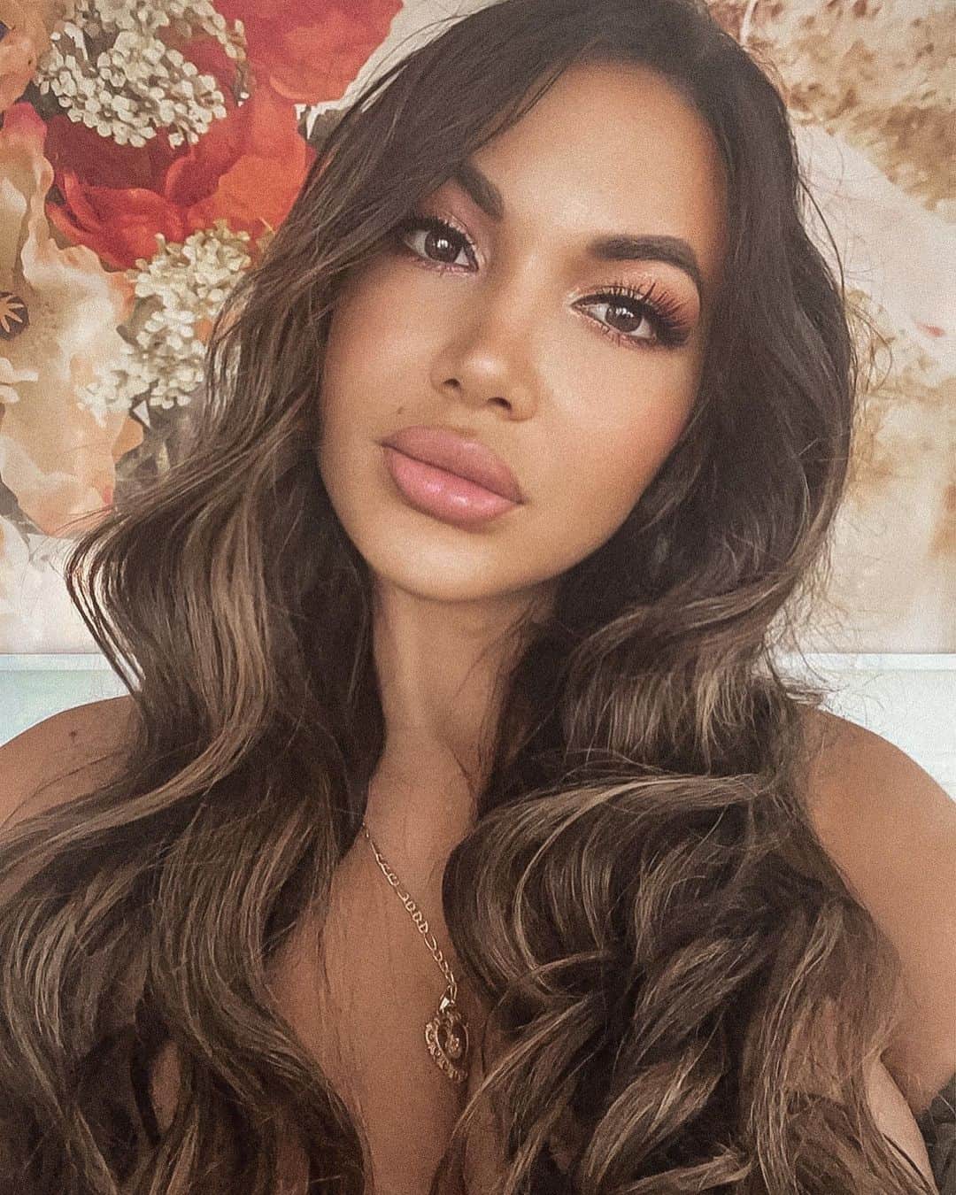 Aylen Aのインスタグラム：「Another makeup look using @mavenbeauty sold exclusively at fashionnova.com  Mavenbeautypartner」