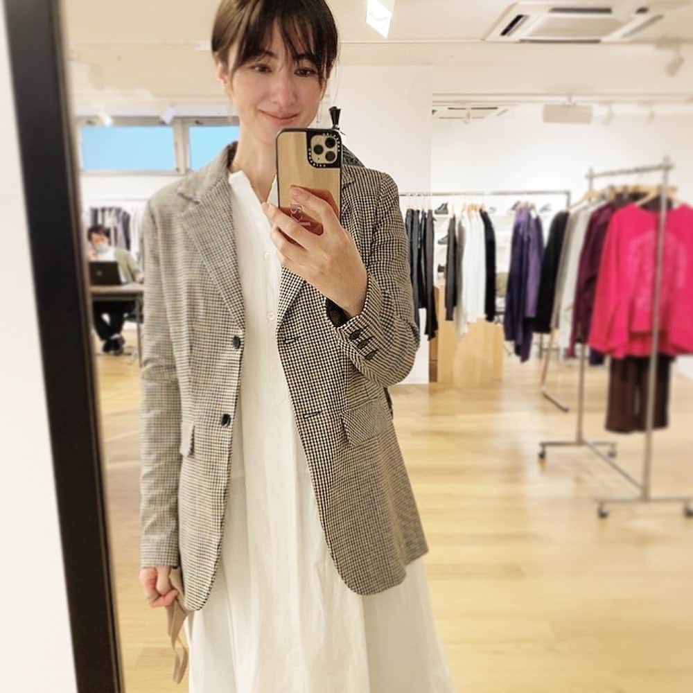 前田ゆかのインスタグラム：「先日展示会へ  天然繊維のみ、 素肌に 呼吸させるようになめらかな素材を使用した  メイドイン　イタリーのブランド #ヨーロピアンカルチャー  2021A/w  さらっと着たいアレルギーフリー素材のトップスをオーダー、  環境に配慮したファッション 肌触りのよさ着心地のよさ快適さも魅力。  @pdst.jp #EUROPEANCULTURE #パサージュストックマン  #天然素材の服  #オーガニック #2021awcollection  #展示会」