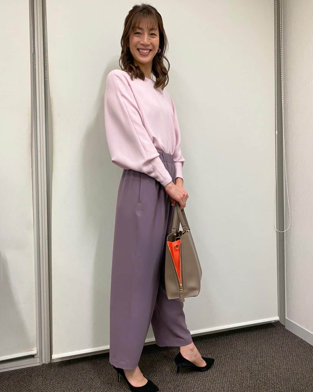 寺川綾さんのインスタグラム写真 - (寺川綾Instagram)「最近の相棒👜💓 E'PORのサイドジップトート💡 展示会で一目惚れして、楽しみにしていました😍 ジップを開けるとチラっと見える差し色がかわいい…❤️ シンプルかつ機能的🙌 他のカラー&サイズもあるので、その日の気分で使い分け🤩もいいですね〜💓 👜公式アカウント👉epor_rope #お気に入り #バッグ #春カラー #春コーデ #ロペ #ROPÉ #ロペエポール #ÉPOR」3月6日 10時25分 - terakawaaya_official