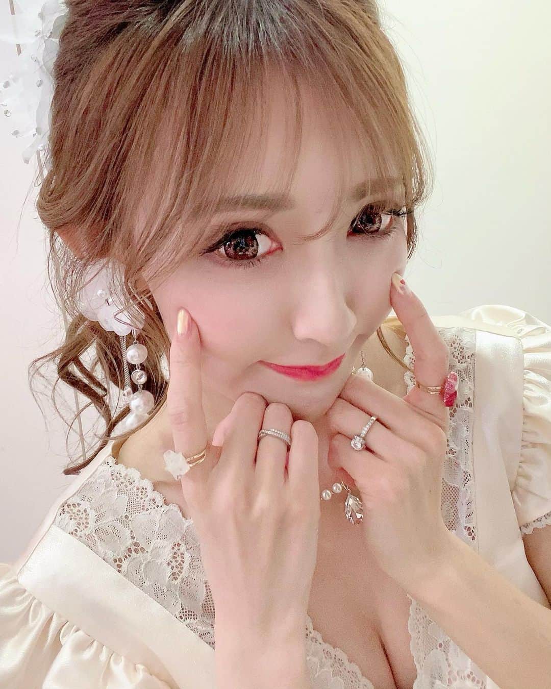 のインスタグラム：「♡ wedding風衣装👰💍✨ ♡ 撮影前に @aries_ebisu でマツエク上下リペアしてもらったからぱっちり(﹡ƠωƠ﹡)︎︎︎✌︎💕💕 ♡ 優しいアイリストさんのソフトタッチで触られてる感覚ないからいつも秒で爆睡しちゃう私はのび太さん( ³з³) ⚯ 💤⸜((̵̵́ ̆͒͟˚̩̭ ̆͒)̵̵̀)⸝ ♡ #爆睡サロン #のび太サロン #aries #恵比寿 #ボリュームラッシュ #アイラッシュ #マツエク #マツエクサロン #eyelash #eyelashextensions #eyelashes」