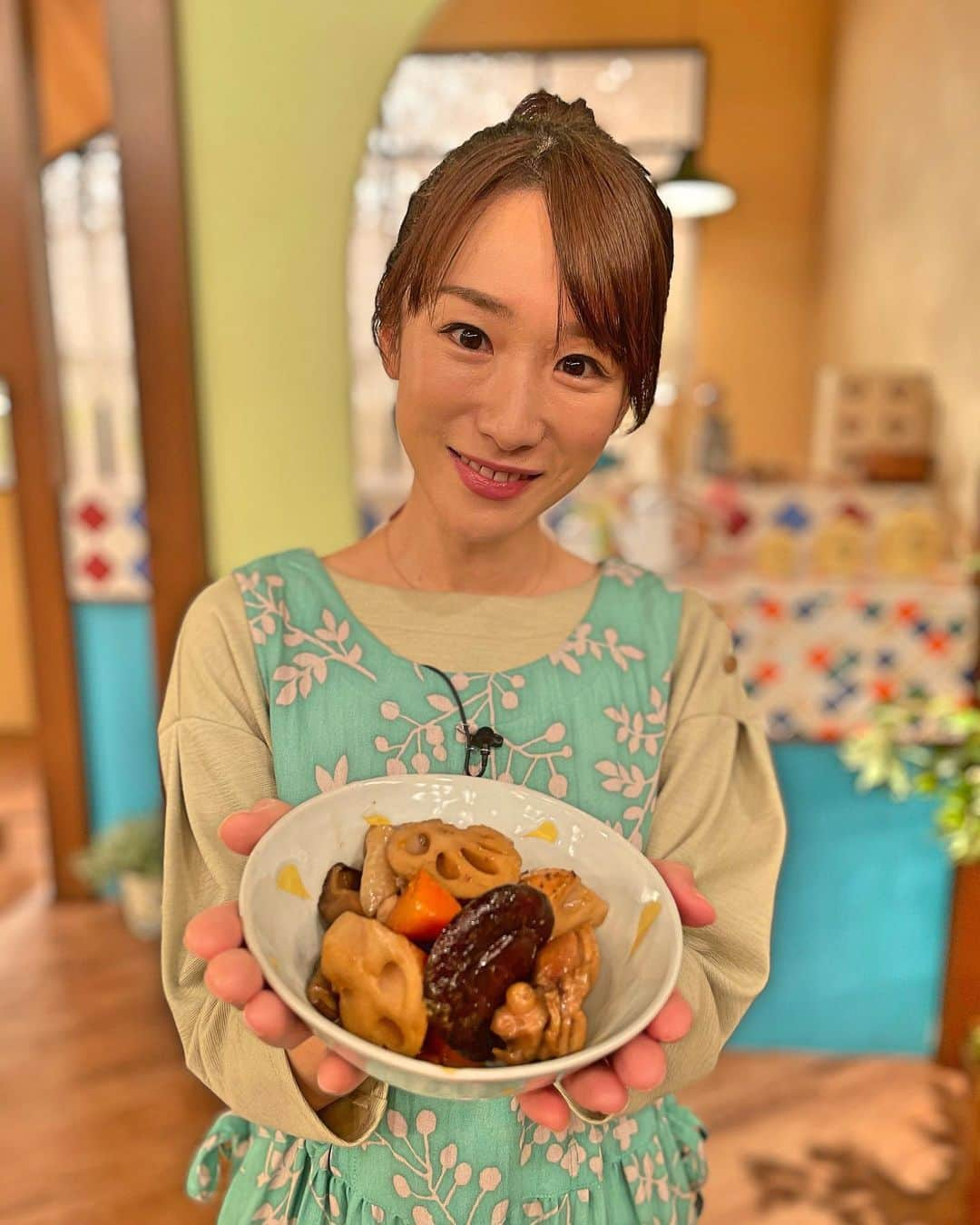 堂真理子さんのインスタグラム写真 - (堂真理子Instagram)「今回の「おかずのクッキング」は、「骨付き鶏の筑前煮」をご紹介しました♫鶏のスープで炊き上げたから、うま味が凝縮されていますよ💕 是非お試しください✨  　☆エプロン… #サロンジェ ☆ワンピース… #ノーリーズ  　#おかずのクッキング　#料理　#筑前煮　#骨付き鶏 #レシピ 　#テレビ朝日　#堂真理子　#アナウンサー　#アナウンサー衣装」3月6日 10時44分 - mariko_do