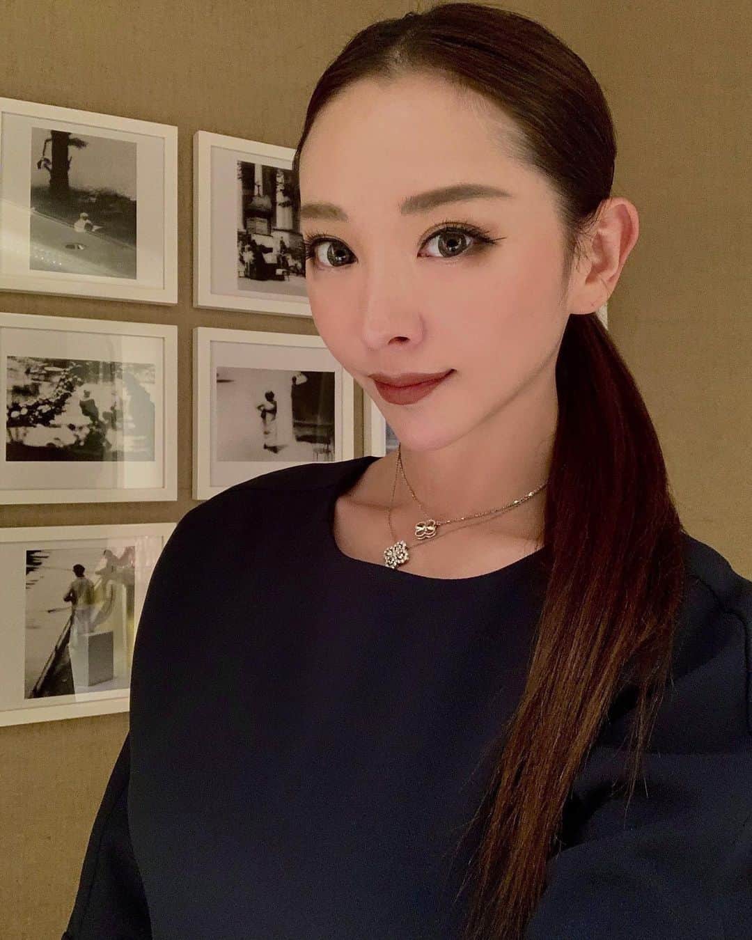 のインスタグラム：「ワンピ久しぶりに着た♡  髪はシンプルに。  ────────────────────────── #ワンピ#ワンピース#👗#dinner#dresscode  #ダウンポニーテール #downponytail  #ストレートヘア #dinnerstyle  #losie #restaurant#frenchie  #vancleefarpels  #harrywinston  #tiffany」