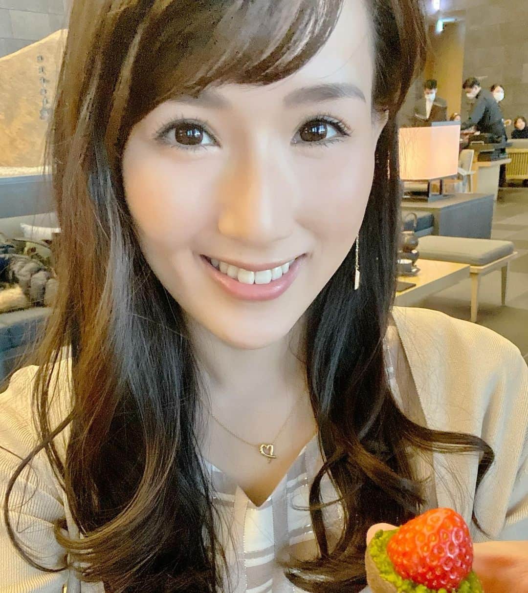 谷中麻里衣のインスタグラム：「Season of strawberries 🍓  苺大好き🥰 いちご狩りも行きたいな🌿  珍しくアフタヌーンティー🫖 スイーツよりもセイボリー（しょっぱいおかず、っていうとダサいかな！？笑）の段が好き💕 ホテルは感染対策もソーシャルディスタンスもしっかりしてて安心でした🥰  #アフタヌーンティー#苺」