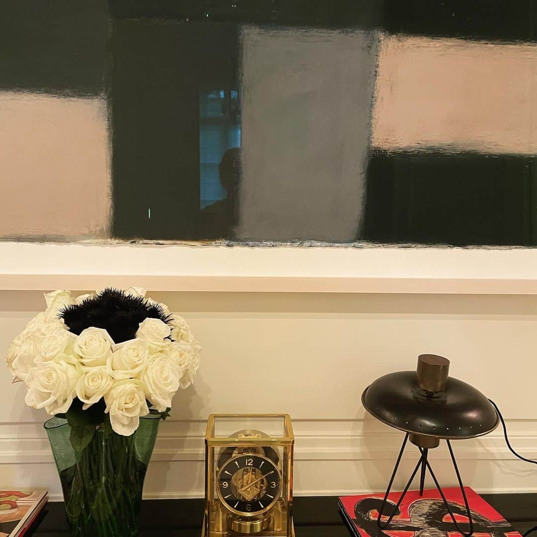 ナタリア・ヴォディアノヴァのインスタグラム：「meditating on this today 🤍🖤🤍 flowers from @matthewmwilliams 🙏❤️」
