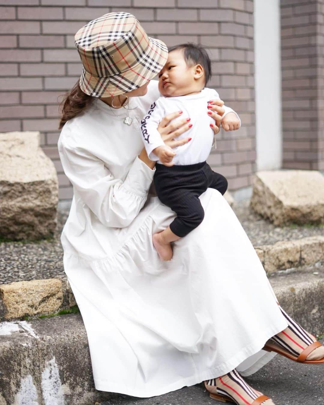 Mai Wakimizuのインスタグラム：「ちゃっかり息子にもburberry着せてリンクコーデでした♡saorinから回って来たお下がりに感謝＼(^o^)／ #burberry#生後7ヶ月#男の子ベビー#男の子ママ」